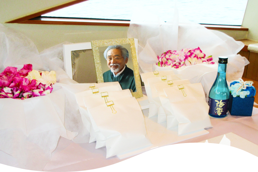 遺影とご遺骨・花かご・お酒